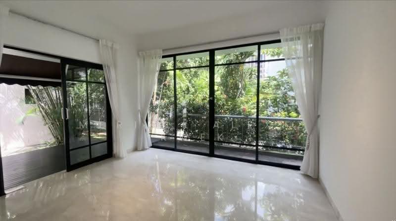 Landed 5 bedroom Terrace near Somerset & Orchard Road, Lloyd Road. Somerset Road, Orchard / River Valley, 5 Bedrooms, 2,242 sqft, Terraced House For Rent, by Meriell Alexiz Kwek, 500287790 - Balcony - PropertyGuru.com.sg