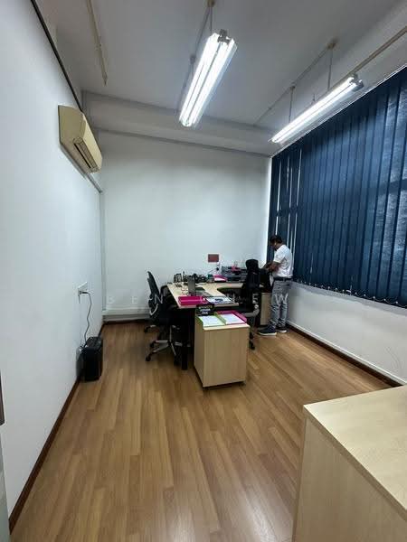Tradehub 21, 8 Boon Lay Way, Boon Lay / Jurong / Tuas, 1,841 sqft, Light Industrial (B1) For Sale, by Ben Chew, 500287801 - Study - CommercialGuru.com.sg