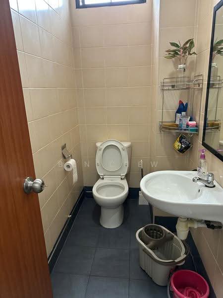 Tradehub 21, 8 Boon Lay Way, Boon Lay / Jurong / Tuas, 1,841 sqft, Light Industrial (B1) For Sale, by Ben Chew, 500287801 - Bathroom - CommercialGuru.com.sg