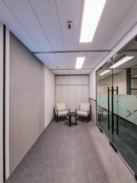 Gateway East, 152 Beach Road, Beach Road / Bugis / Rochor, 4,059 sqft, Office For Rent, by Jeremy Lim, 500287821 - Corridor - CommercialGuru.com.sg