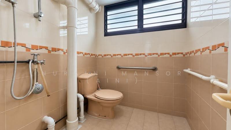 201 Bedok North Street 1, 201 Bedok North Street 1, Bedok / Upper East Coast, 2 Bedrooms, 786 sqft, HDB Flat For Sale, by Nuraini Mansor (Aini), 500287856 - Bathroom - PropertyGuru.com.sg