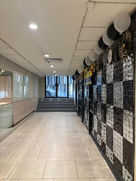 Lucky Plaza, 304 Orchard Road, Orchard / River Valley, 721 sqft, Mall Shop For Sale, by Darryl Ng, 500287867 - Corridor - CommercialGuru.com.sg