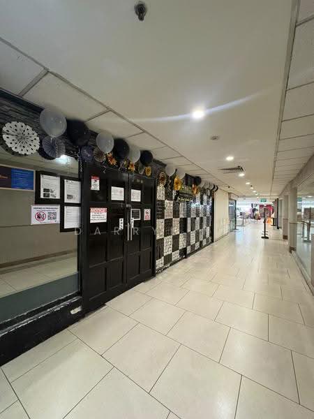 Lucky Plaza, 304 Orchard Road, Orchard / River Valley, 721 sqft, Mall Shop For Sale, by Darryl Ng, 500287867 - Corridor - CommercialGuru.com.sg
