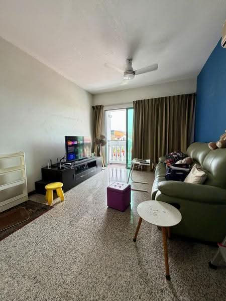 Stratford Court, 41A Bedok Ria Crescent, Bedok / Upper East Coast, 3 Bedrooms, 1,227 sqft, Condominium For Sale, by Liza Huang, 500287917 - Living Room - PropertyGuru.com.sg