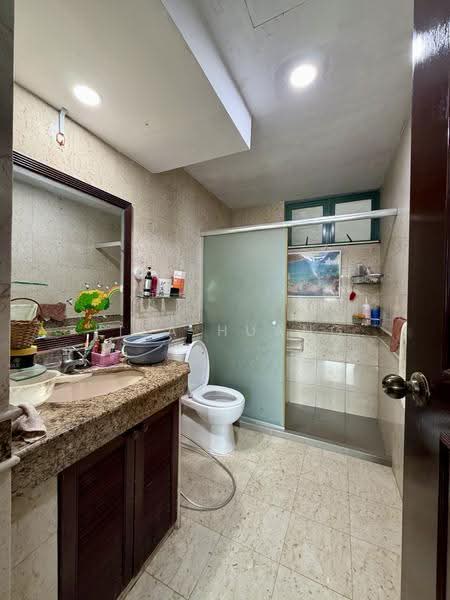 Stratford Court, 41A Bedok Ria Crescent, Bedok / Upper East Coast, 3 Bedrooms, 1,227 sqft, Condominium For Sale, by Liza Huang, 500287917 - Master Bathroom - PropertyGuru.com.sg