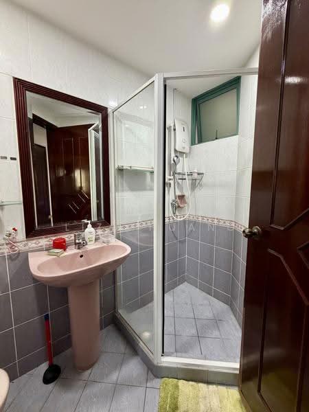 Stratford Court, 41A Bedok Ria Crescent, Bedok / Upper East Coast, 3 Bedrooms, 1,227 sqft, Condominium For Sale, by Liza Huang, 500287917 - Bathroom - PropertyGuru.com.sg