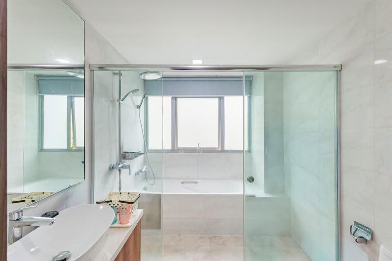 Springhill, Sembawang Walk, Sembawang / Yishun, 5 Bedrooms, 2,917 sqft, Terraced House For Sale, by Eevian Loi, 500287947 - Master bath - PropertyGuru.com.sg