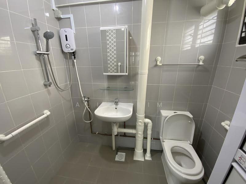 710 Ang Mo Kio Avenue 8, 710 Ang Mo Kio Avenue 8, Ang Mo Kio / Bishan / Thomson, 3 Bedrooms, 1,259 sqft, HDB Flat For Rent, by Alice Lim, 500287969 - Bathroom - PropertyGuru.com.sg