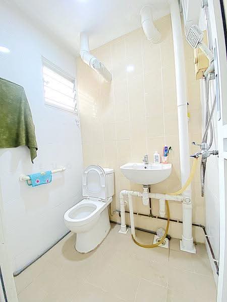 557 Ang Mo Kio Avenue 10, 557 Ang Mo Kio Avenue 10, Ang Mo Kio / Bishan / Thomson, 2 Bedrooms, 732 sqft, HDB Flat For Sale, by Eugene Chen, 500287983 - Bathroom - PropertyGuru.com.sg