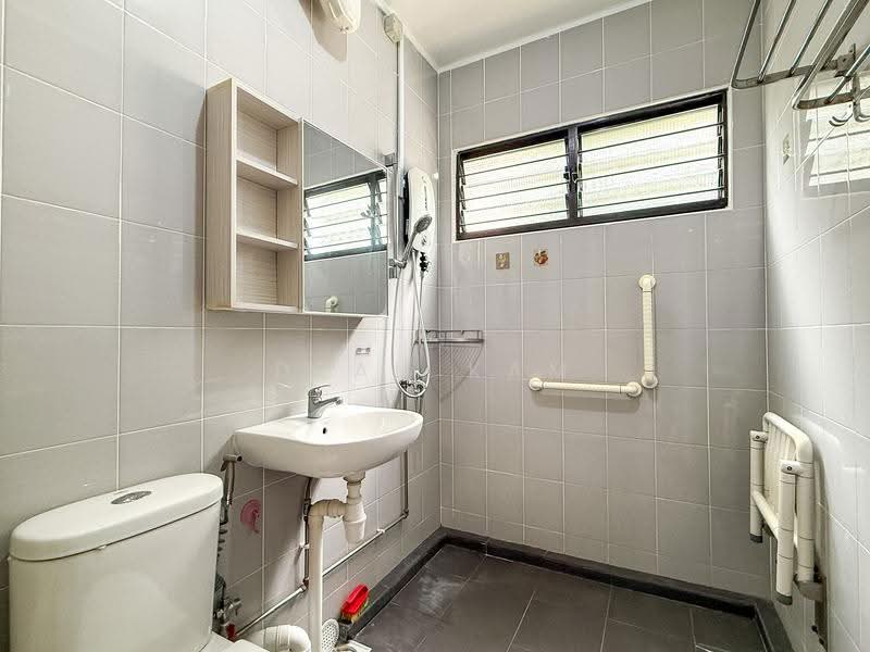 658 Hougang Avenue 8, 658 Hougang Avenue 8, Hougang / Punggol / Sengkang, 3 Bedrooms, 1,152 sqft, HDB Flat For Sale, by Dean Kam, 500288016 - Bathroom - PropertyGuru.com.sg