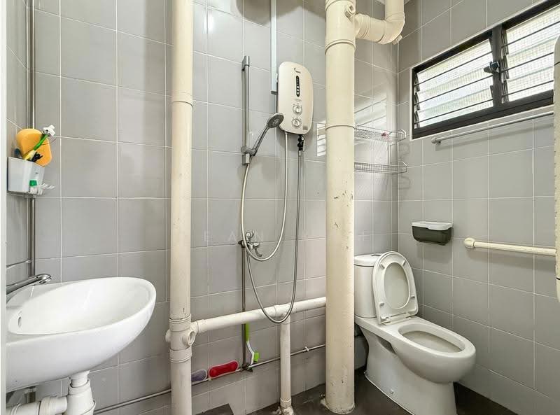 658 Hougang Avenue 8, 658 Hougang Avenue 8, Hougang / Punggol / Sengkang, 3 Bedrooms, 1,152 sqft, HDB Flat For Sale, by Dean Kam, 500288016 - Bathroom - PropertyGuru.com.sg