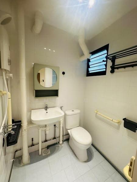 374 Clementi Avenue 4, 374 Clementi Avenue 4, Buona Vista / West Coast / Clementi New Town, Room Rental, 150 sqft, HDB Flat For Rent, by Samuel Ong, 500288025 - Bathroom - PropertyGuru.com.sg