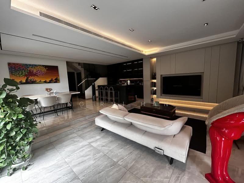 Spacious Corner Terrace at Hillview, Hillview way, Dairy Farm / Bukit Panjang / Choa Chu Kang, 5 Bedrooms, 3,700 sqft, Terraced House For Sale, by Ng Rui Han, 500288028 - PropertyGuru.com.sg
