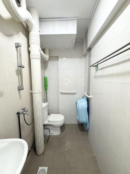 272 Tampines Street 22, 272 Tampines Street 22, Pasir Ris / Tampines, 4 Bedrooms, 1,851 sqft, HDB Flat For Sale, by Rusydi Yusoff, 500288038 - Bathroom - PropertyGuru.com.sg