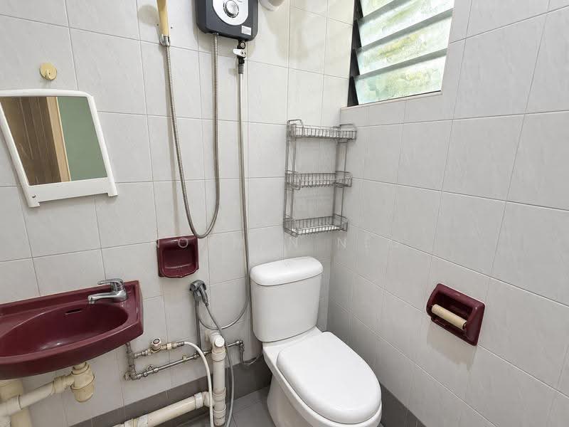 325 Clementi Avenue 5, 325 Clementi Avenue 5, Buona Vista / West Coast / Clementi New Town, 3 Bedrooms, 892 sqft, HDB Flat For Rent, by Norman Neo, 500288048 - Bathroom - PropertyGuru.com.sg