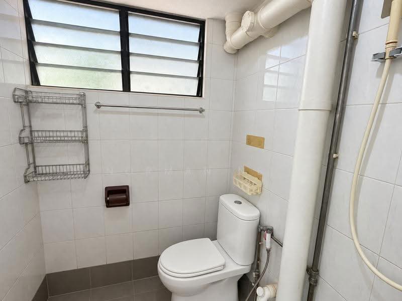 325 Clementi Avenue 5, 325 Clementi Avenue 5, Buona Vista / West Coast / Clementi New Town, 3 Bedrooms, 892 sqft, HDB Flat For Rent, by Norman Neo, 500288048 - Bathroom - PropertyGuru.com.sg