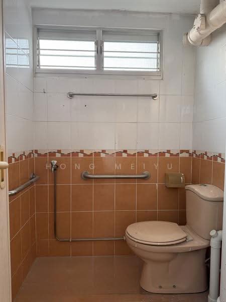 113 Ang Mo Kio Avenue 4, 113 Ang Mo Kio Avenue 4, Ang Mo Kio / Bishan / Thomson, 3 Bedrooms, 990 sqft, HDB Flat For Sale, by Hong Meiyu, 500288052 - Bathroom - PropertyGuru.com.sg