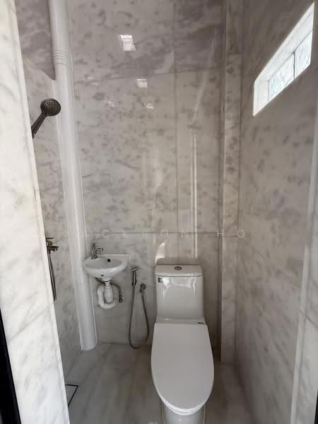 Marshall Road, Marshall Road, East Coast / Marine Parade, 3 Bedrooms, 1,600 sqft, Shophouse For Rent, by Jackson Ho, 500288070 - Bathroom - PropertyGuru.com.sg