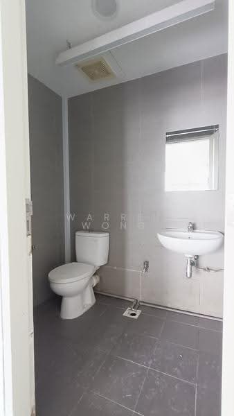 CT Hub 2, 114 Lavender Street, Balestier / Toa Payoh, 936 sqft, Light Industrial (B1) For Sale, by Warren Wong, 500288073 - Bathroom - CommercialGuru.com.sg