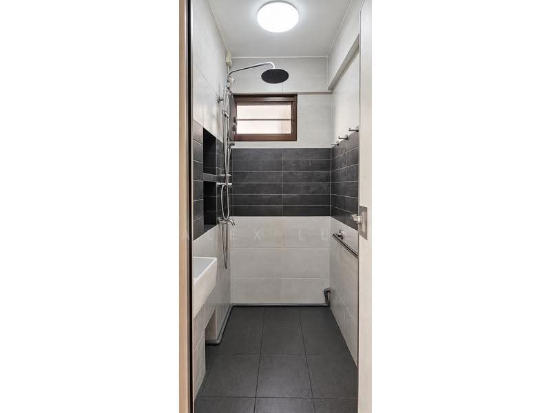 105 Henderson Crescent, 105 Henderson Crescent, Alexandra / Commonwealth, 2 Bedrooms, 700 sqft, HDB Flat For Rent, by Alex Lee, 500288116 - Bathroom - PropertyGuru.com.sg