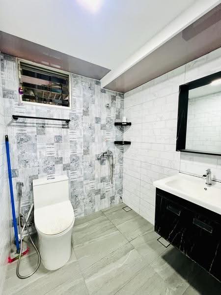 467A Fernvale Link, 467A Fernvale Link, Seletar / Yio Chu Kang, 3 Bedrooms, 1,001 sqft, HDB Flat For Sale, by Noor Deen, 500288138 - Common Bathroom - PropertyGuru.com.sg
