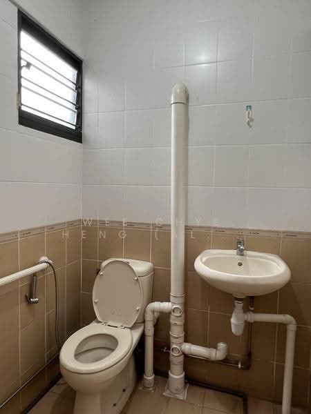 228 Bukit Batok Central, 228 Bukit Batok Central, Dairy Farm / Bukit Panjang / Choa Chu Kang, 2 Bedrooms, 785 sqft, HDB Flat For Rent, by Wee Chye Heng (Alan Wee), 500288139 - Bathroom - PropertyGuru.com.sg