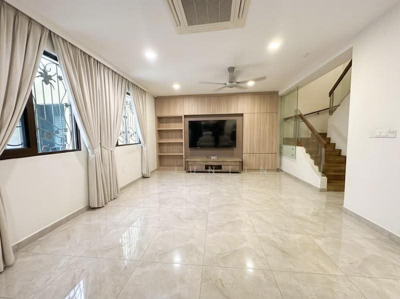Tai Hwan Park, Tai Hwan Drive, Hougang / Punggol / Sengkang, 7 Bedrooms, 15,000 sqft, Terraced House For Sale, by Wen Junting, 500288172 - Living Room - PropertyGuru.com.sg