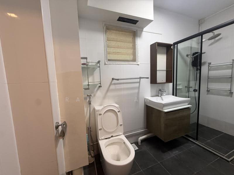 94C Bedok North Avenue 4, 94C Bedok North Avenue 4, Bedok / Upper East Coast, 4 Bedrooms, 1,593 sqft, HDB Flat For Rent, by Rainie Ang, 500288175 - Bathroom - PropertyGuru.com.sg