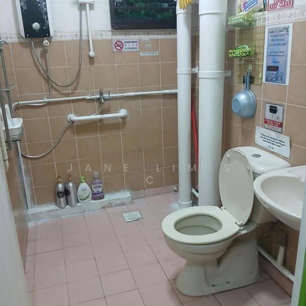 460 Clementi Avenue 3, 460 Clementi Avenue 3, Buona Vista / West Coast / Clementi New Town, Room Rental, 120 sqft, HDB Flat For Rent, by Jane Lim S C, 500288211 - Bathroom - PropertyGuru.com.sg