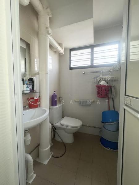 124 Ang Mo Kio Avenue 6, 124 Ang Mo Kio Avenue 6, Ang Mo Kio / Bishan / Thomson, 2 Bedrooms, 721 sqft, HDB Flat For Rent, by Wan Rahmat, 500288223 - Bathroom - PropertyGuru.com.sg