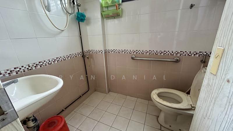 6 Teck Whye Avenue, 6 Teck Whye Avenue, Dairy Farm / Bukit Panjang / Choa Chu Kang, 2 Bedrooms, 839 sqft, HDB Flat For Sale, by Ryan Danial, 500288225 - Common Bathroom - PropertyGuru.com.sg