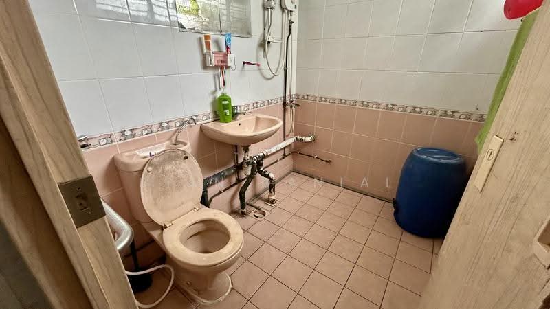 6 Teck Whye Avenue, 6 Teck Whye Avenue, Dairy Farm / Bukit Panjang / Choa Chu Kang, 2 Bedrooms, 839 sqft, HDB Flat For Sale, by Ryan Danial, 500288225 - Master Bathroom - PropertyGuru.com.sg