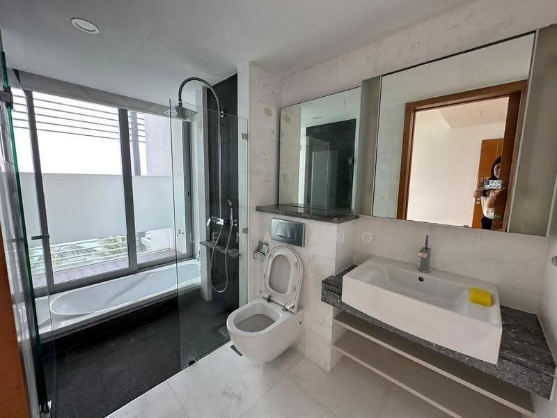 The Oceanfront @ Sentosa Cove, Harbourfront / Telok Blangah, 4 Bedrooms, 2,067 sqft, Condominium For Rent, by Elena Ang, 500288272 - Bathroom - PropertyGuru.com.sg