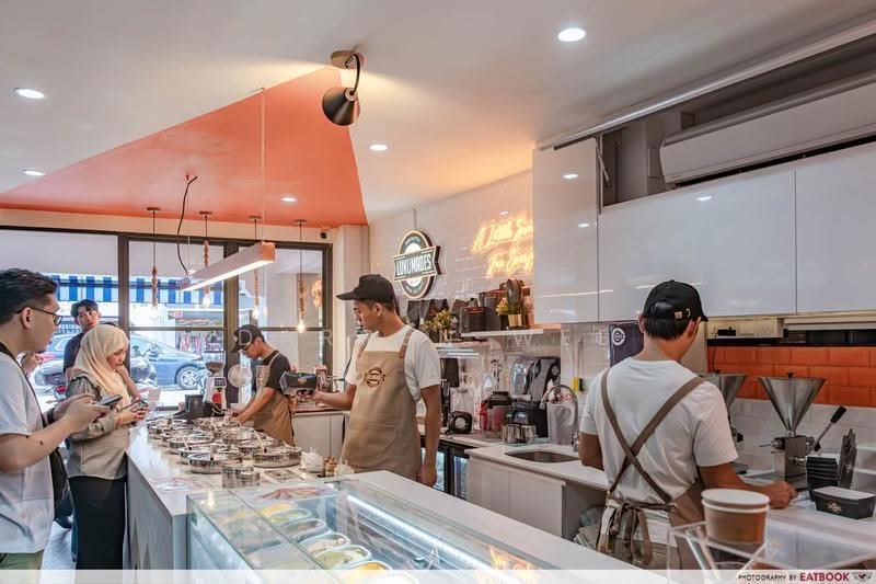 Arab St - High footfall. With exhaust., Arab St / Haji Ln / Kg Glam, Beach Road / Bugis / Rochor, 253 sqft, Food & Beverage For Rent, by Darren Wee, 500288276 - Interior - CommercialGuru.com.sg