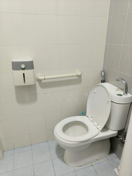 241 Hougang Street 22, 241 Hougang Street 22, Hougang / Punggol / Sengkang, Room Rental, 100 sqft, HDB Flat For Rent, by Teo Kim Yong, 500288317 - Bathroom - PropertyGuru.com.sg