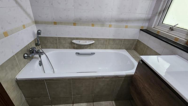 The Floravale, 238 Westwood Avenue, Boon Lay / Jurong / Tuas, 3 Bedrooms, 1,227 sqft, Condominium For Sale, by Clarence Lai, 500288327 - Bathroom - PropertyGuru.com.sg