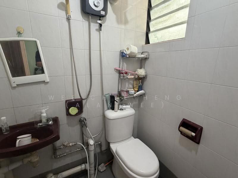 325 Clementi Avenue 5, 325 Clementi Avenue 5, Buona Vista / West Coast / Clementi New Town, 3 Bedrooms, 893 sqft, HDB Flat For Rent, by Wee Chye Heng (Alan Wee), 500288360 - Bathroom - PropertyGuru.com.sg