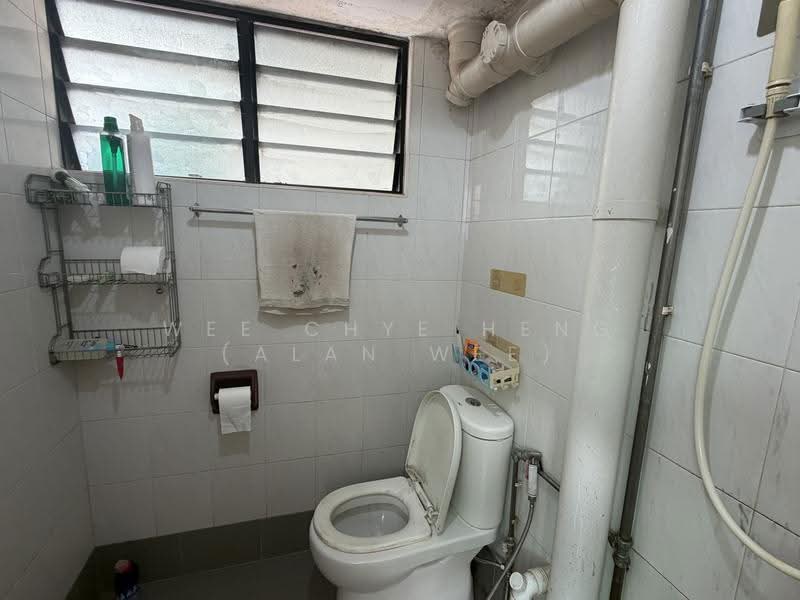 325 Clementi Avenue 5, 325 Clementi Avenue 5, Buona Vista / West Coast / Clementi New Town, 3 Bedrooms, 893 sqft, HDB Flat For Rent, by Wee Chye Heng (Alan Wee), 500288360 - Bathroom - PropertyGuru.com.sg