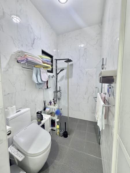 653B Jurong West Street 61, 653B Jurong West Street 61, Boon Lay / Jurong / Tuas, 3 Bedrooms, 1,195 sqft, HDB Flat For Rent, by Esther Low, 500288385 - Bathroom - PropertyGuru.com.sg