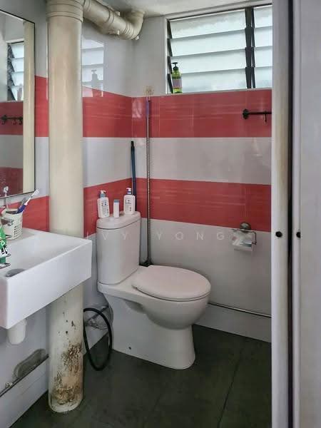 531 Jurong West Street 52, 531 Jurong West Street 52, Boon Lay / Jurong / Tuas, 2 Bedrooms, 722 sqft, HDB Flat For Sale, by Ivy Yong, 500288396 - Bathroom - PropertyGuru.com.sg