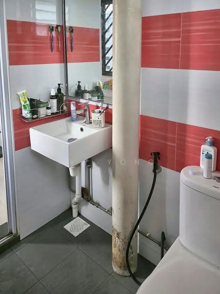 531 Jurong West Street 52, 531 Jurong West Street 52, Boon Lay / Jurong / Tuas, 2 Bedrooms, 722 sqft, HDB Flat For Sale, by Ivy Yong, 500288396 - Bathroom - PropertyGuru.com.sg