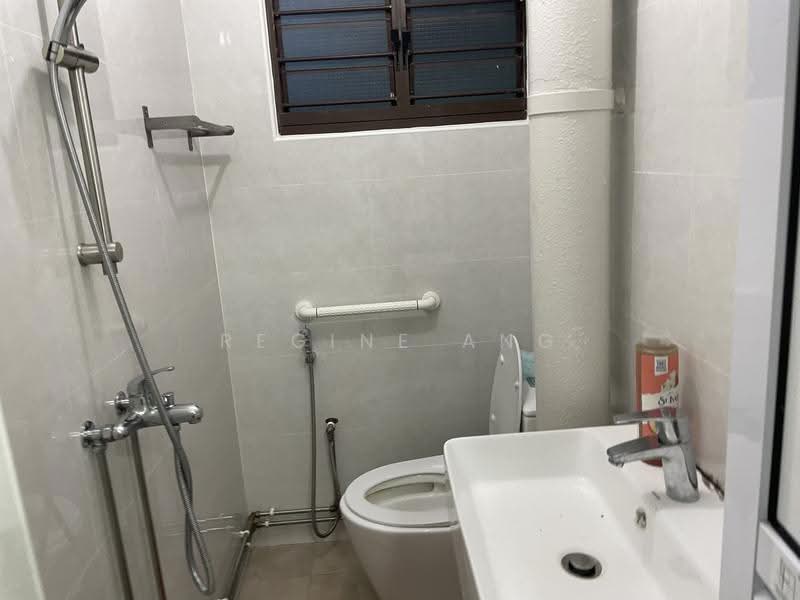462 Crawford Lane, 462 Crawford Lane, Beach Road / Bugis / Rochor, 4 Bedrooms, 670 sqft, HDB Flat For Rent, by Regine Ang, 500288487 - Bathroom - PropertyGuru.com.sg