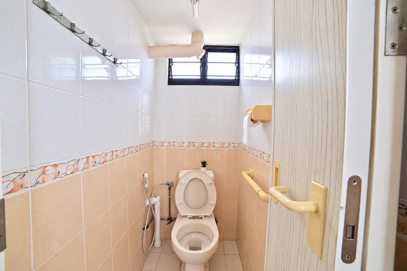 Blk 1 hougang avenue 3, Avenue 3, 2 Bedrooms, 753 sqft, HDB Flat For Sale, by Colleen Lim, 500288523 - Bathroom - PropertyGuru.com.sg