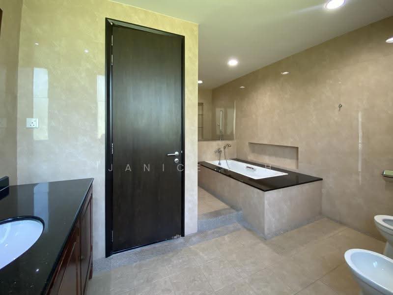 Holland Road / Ewart Park, Tanglin / Holland / Bukit Timah, 5 Bedrooms, 9,500 sqft, Good Class Bungalow For Rent, by Janice Poh, 500288527 - Bathroom - PropertyGuru.com.sg