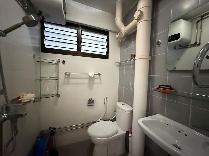 205 Clementi Avenue 6, 205 Clementi Avenue 6, Buona Vista / West Coast / Clementi New Town, 3 Bedrooms, 980 sqft, HDB Flat For Sale, by Leong Wai Chee, 500288548 - Bathroom - PropertyGuru.com.sg