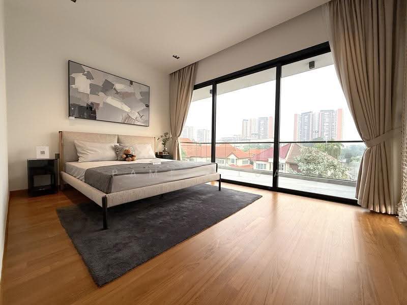 D15 BRAND NEW FREEHOLD 5Bed 5Bath Detached Landed @ Siglap!, Siglap Road, Frankel Road, East Coast Road, East Coast / Marine Parade, 5 Bedrooms, 9,407 sqft, Detached House For Sale, by Pamela Lua, 500288628 - Junior Master Bedroom - PropertyGuru.com.sg