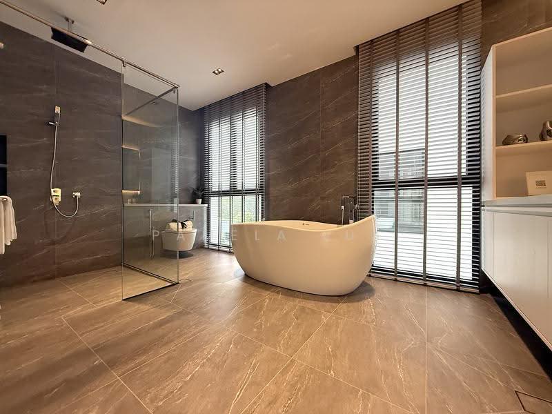D15 BRAND NEW FREEHOLD 5Bed 5Bath Detached Landed @ Siglap!, Siglap Road, Frankel Road, East Coast Road, East Coast / Marine Parade, 5 Bedrooms, 9,407 sqft, Detached House For Sale, by Pamela Lua, 500288628 - Master Bathroom - PropertyGuru.com.sg