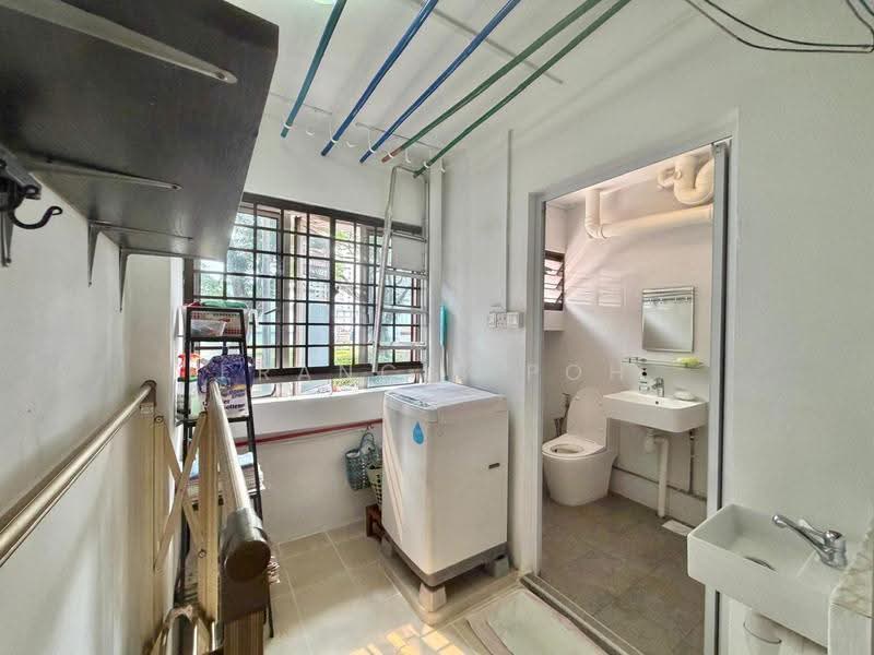 88 Redhill Close, 88 Redhill Close, Alexandra / Commonwealth, 3 Bedrooms, 1,227 sqft, HDB Flat For Sale, by Francis Poh, 500288673 - Bathroom - PropertyGuru.com.sg
