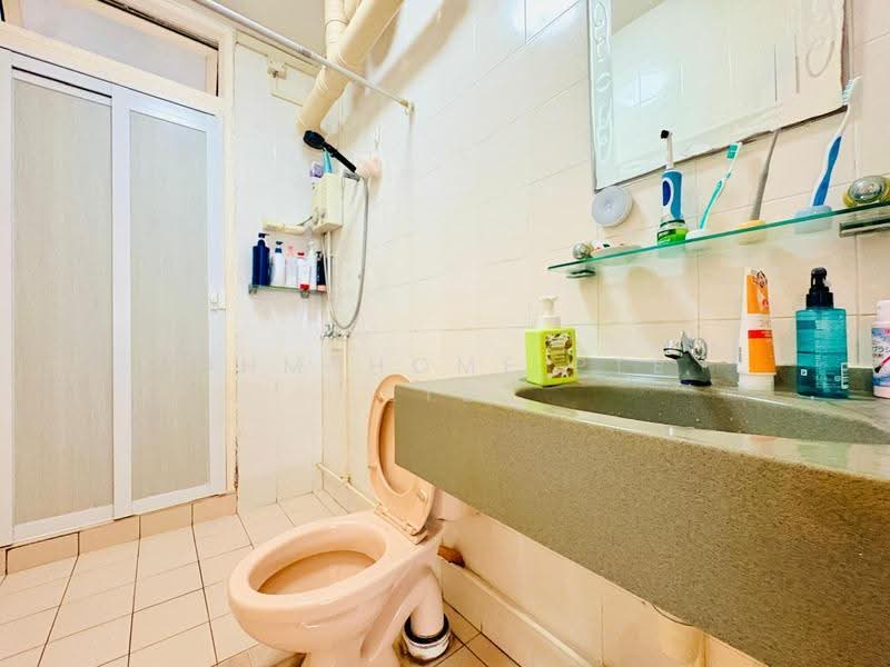 277 Toh Guan Road, 277 Toh Guan Road, Boon Lay / Jurong / Tuas, 3 Bedrooms, 1,302 sqft, HDB Flat For Sale, by STEVEN NG, 500288804 - Bathroom - PropertyGuru.com.sg