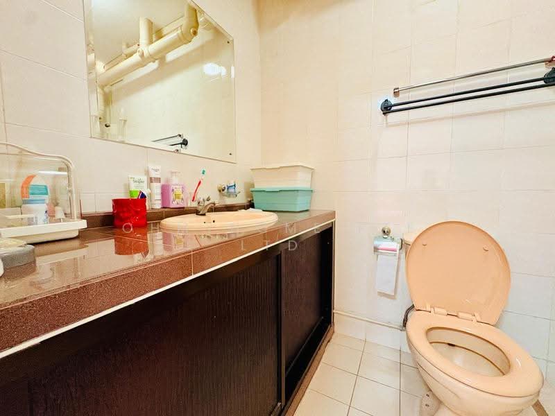 277 Toh Guan Road, 277 Toh Guan Road, Boon Lay / Jurong / Tuas, 3 Bedrooms, 1,302 sqft, HDB Flat For Sale, by STEVEN NG, 500288804 - Bathroom - PropertyGuru.com.sg